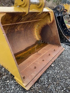 CAT 300 CLASS 74 INCH CLEANUP C/W PINS BOLT ON CUTTING EDGE AND WMB 34 INCH 2 YARD DIGGING BUCKETS