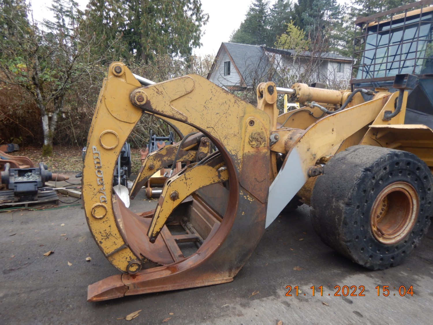 sold-2010-cat-966h-cw-custom-daequip-dual-log-or-pipe-grapple-with-internal-grapple-to-keep-pipe-logs-poles-secure-big-11