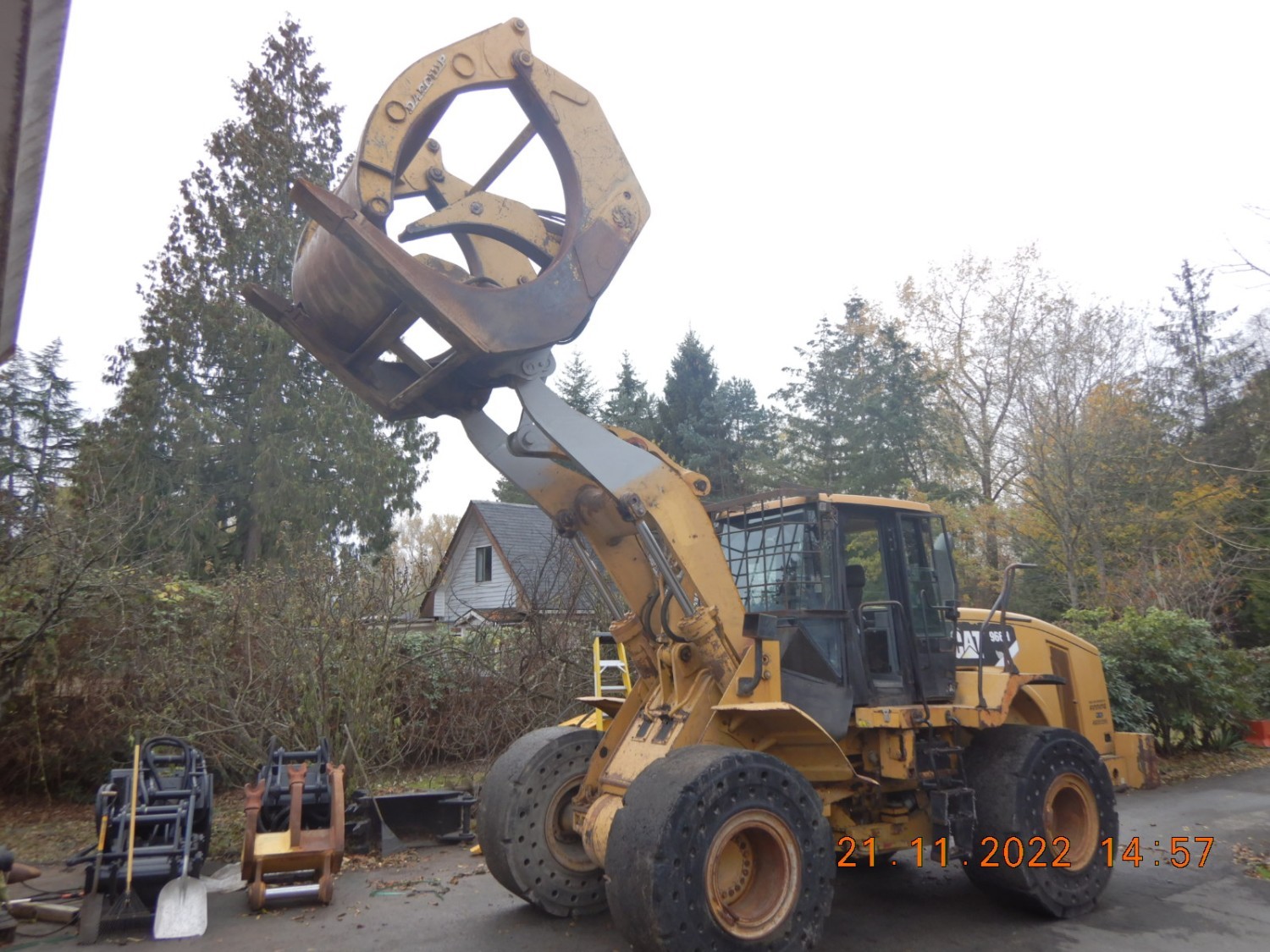 sold-2010-cat-966h-cw-custom-daequip-dual-log-or-pipe-grapple-with-internal-grapple-to-keep-pipe-logs-poles-secure-big-1