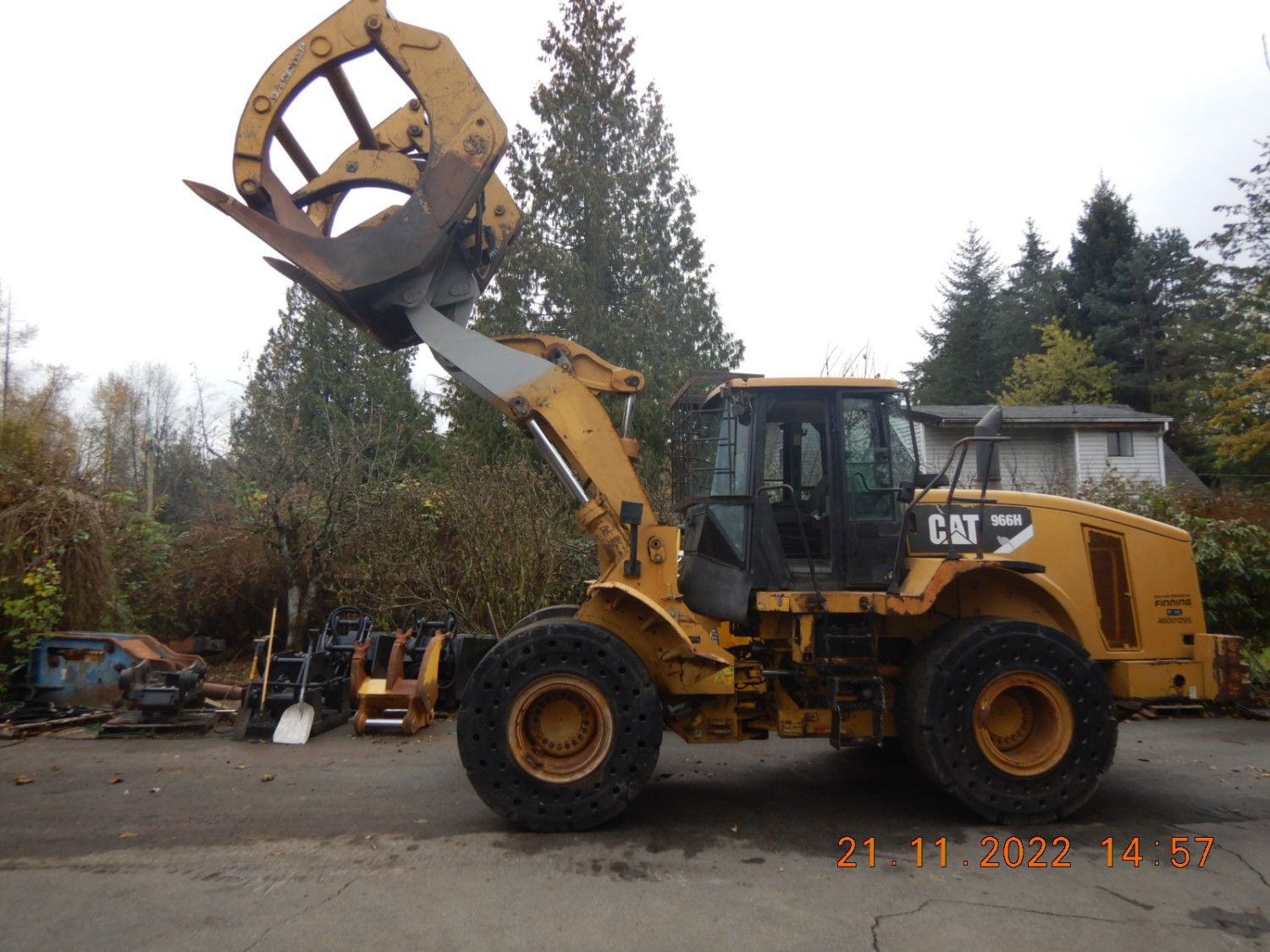 **** SOLD  ****  2010 CAT 966H C/W CUSTOM DAEQUIP DUAL LOG OR PIPE GRAPPLE WITH INTERNAL GRAPPLE TO KEEP PIPE - LOGS - POLES SECURE