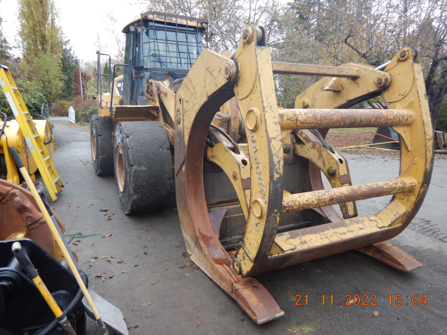 sold-2010-cat-966h-cw-custom-daequip-dual-log-or-pipe-grapple-with-internal-grapple-to-keep-pipe-logs-poles-secure-big-13