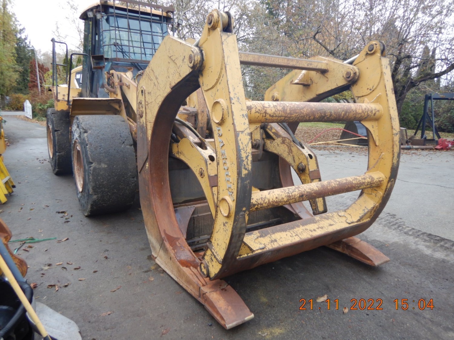 sold-2010-cat-966h-cw-custom-daequip-dual-log-or-pipe-grapple-with-internal-grapple-to-keep-pipe-logs-poles-secure-big-12