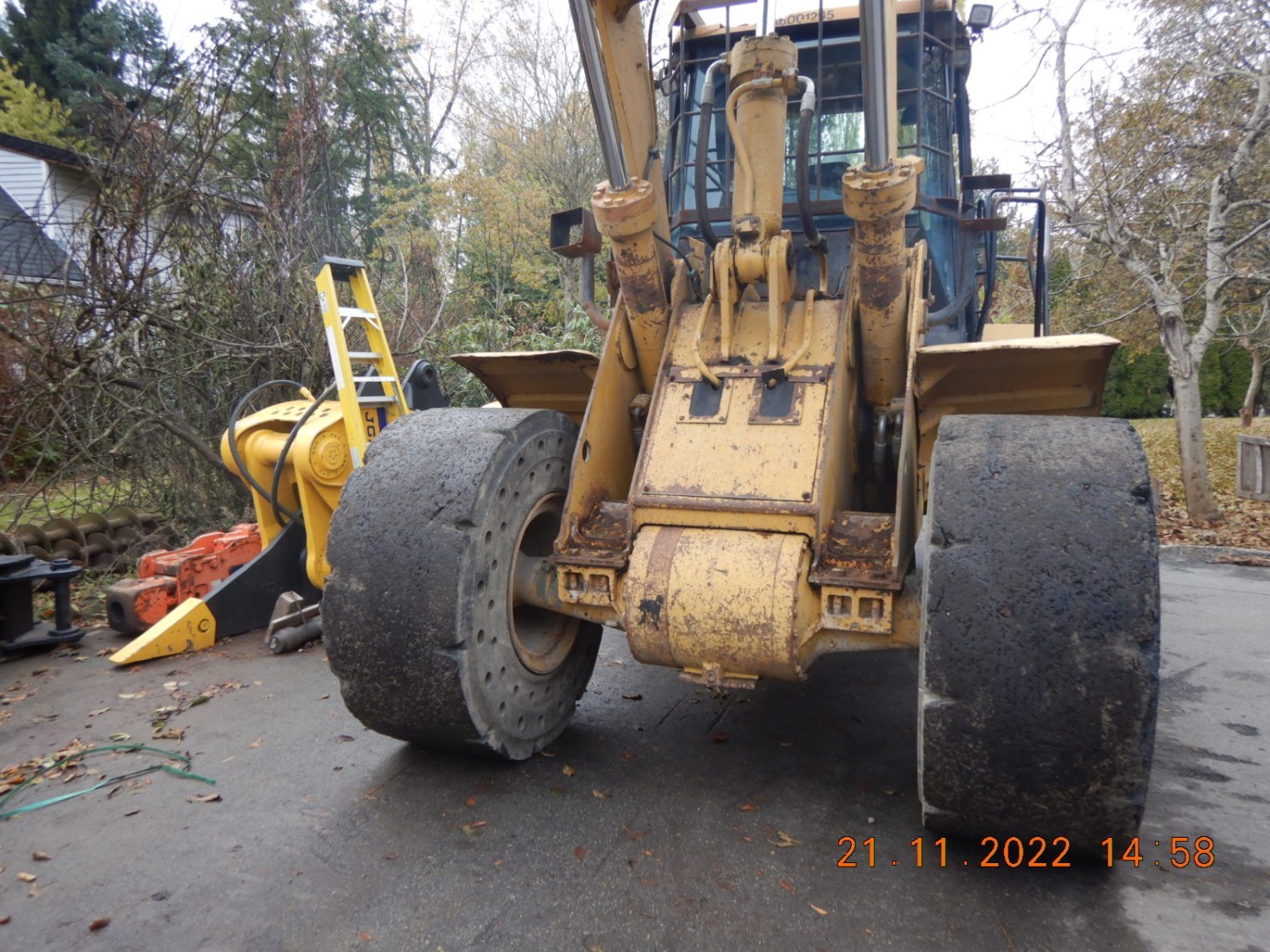 sold-2010-cat-966h-cw-custom-daequip-dual-log-or-pipe-grapple-with-internal-grapple-to-keep-pipe-logs-poles-secure-big-4