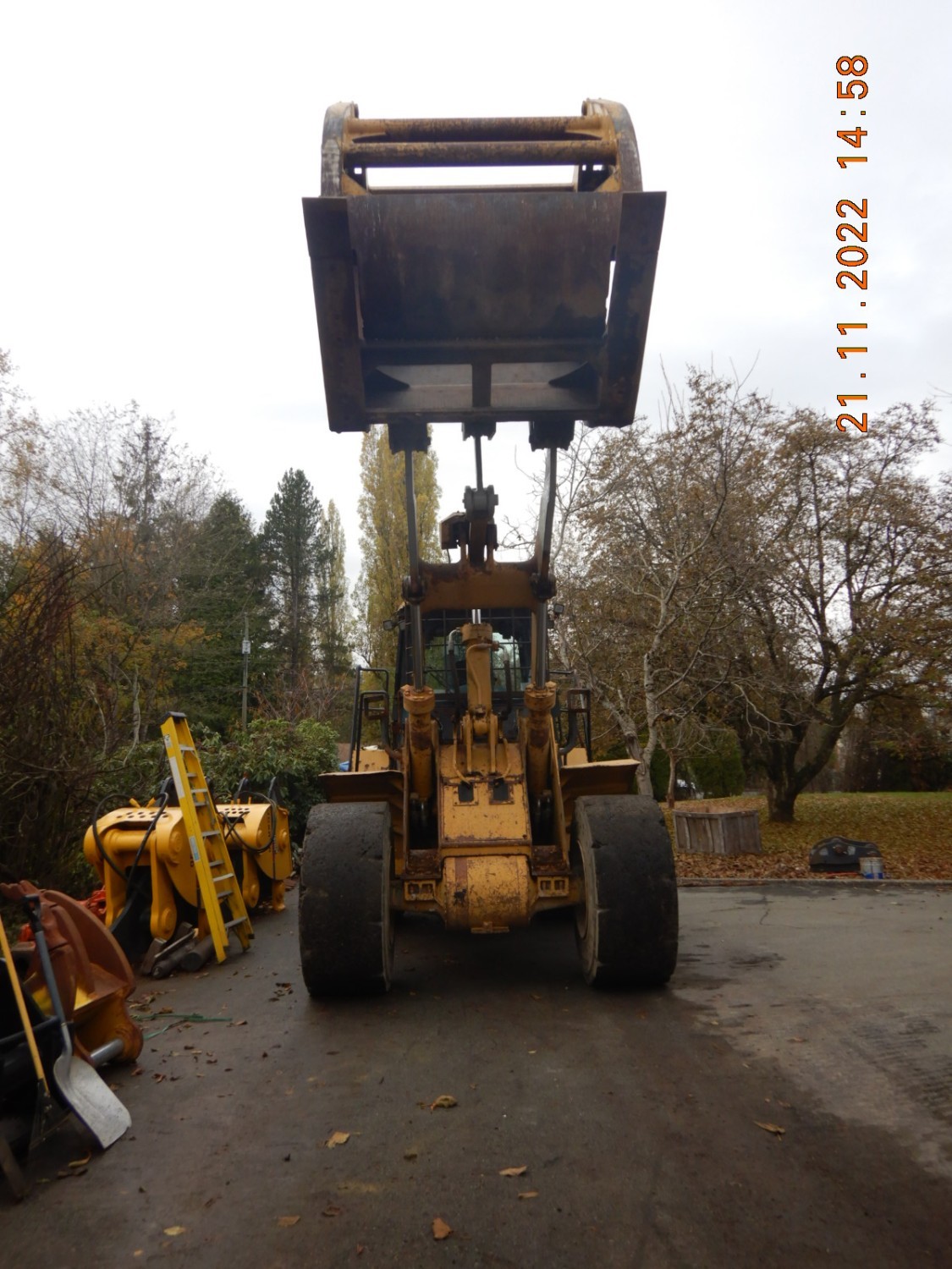 sold-2010-cat-966h-cw-custom-daequip-dual-log-or-pipe-grapple-with-internal-grapple-to-keep-pipe-logs-poles-secure-big-3