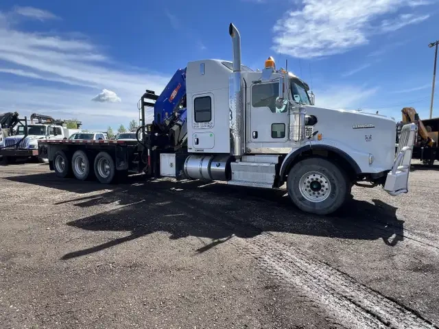 2013 Kenworth T800 Tri Drive Fold Up Crane