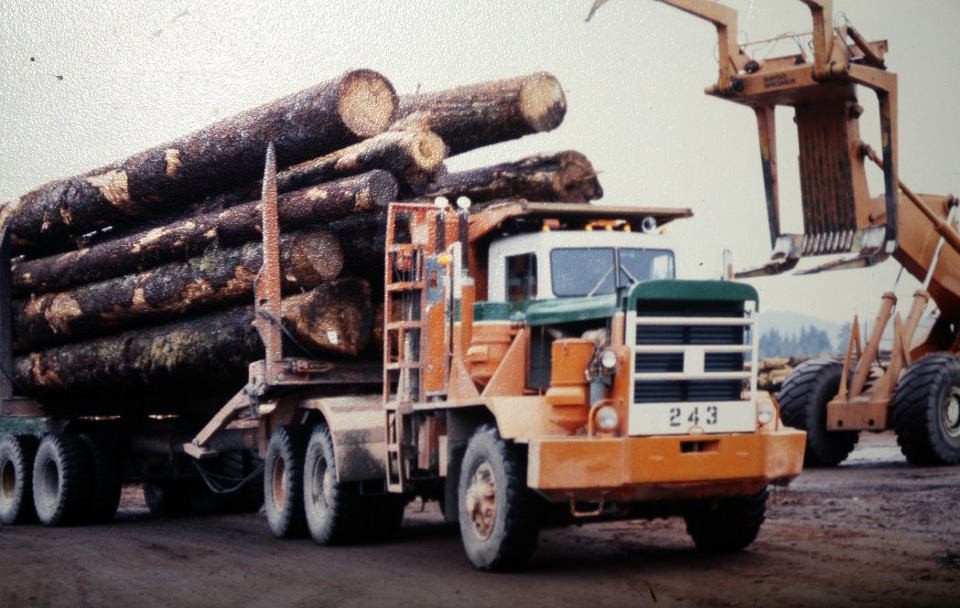 hayes-hdx-logging-truck-gm-v12-cw-13-speed-91000-lb-planetary-read-ends-and-12-foot-logging-bunks-and-trailer-big-10