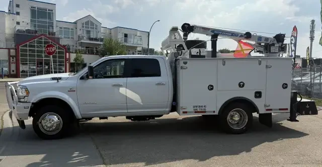 2019 RAM 5500 CHASSIS SLT 4X4 DIESEL CREW CAB SERVICE BOX CRANE