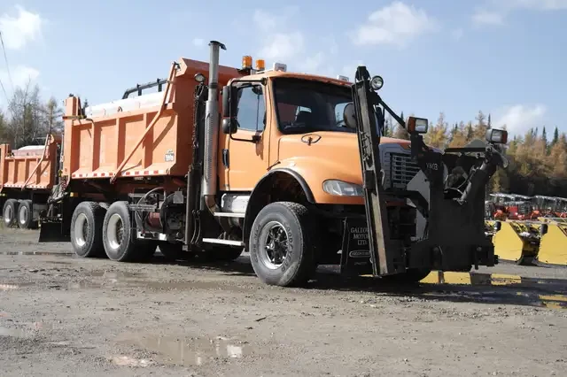 2006 FREIGHTLINER FM2 Water Truck / Liquid Spray System