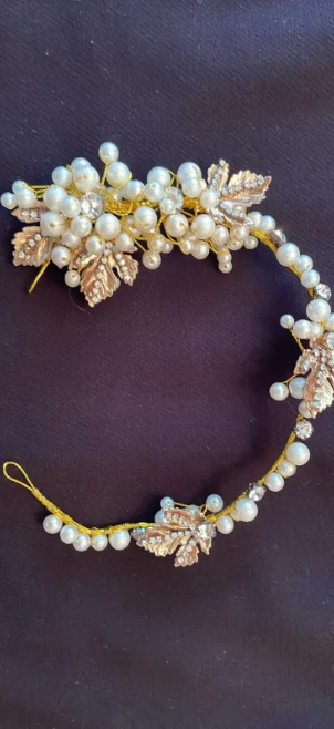 HAIR ORNAMENT. STUNNING HAIR PIECE. PEARLS AND RHINESTONES.