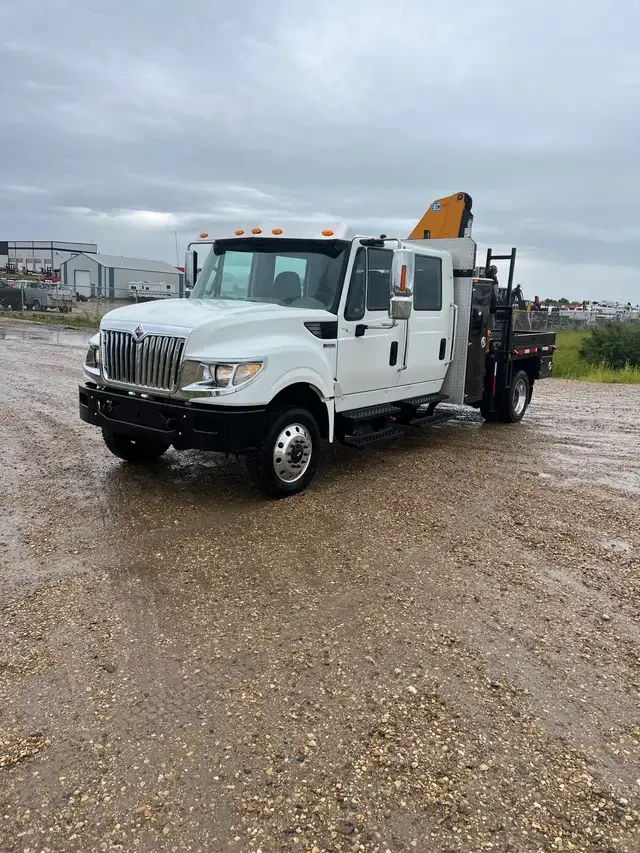 2013 International TerraStar – 4x4 Picker Truck
