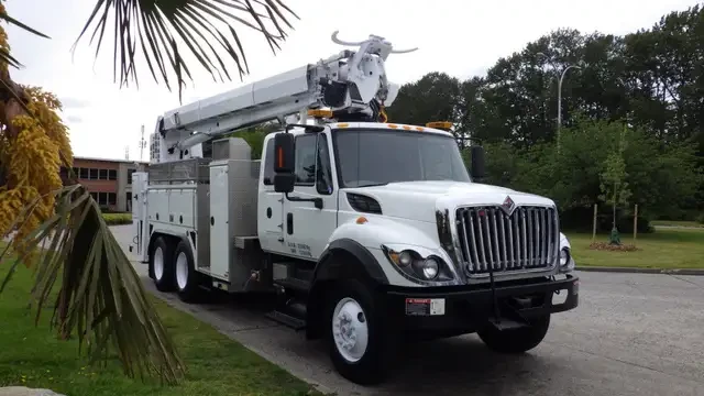 2012 International 7400 – Altec Crane with Digger (Tandem Axle)