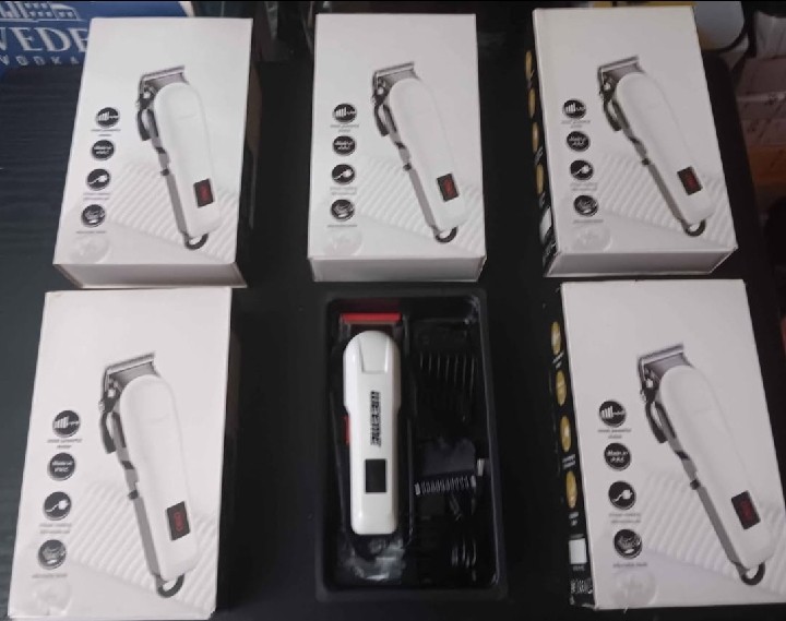 WEE MEE CORDLESS AJUSTABLE HAIR CLIPPERS (EACH)