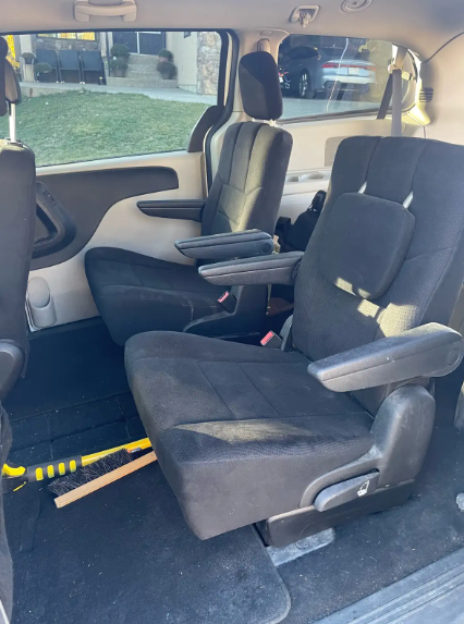2011 DODGE CARAVAN - 1 OWNER