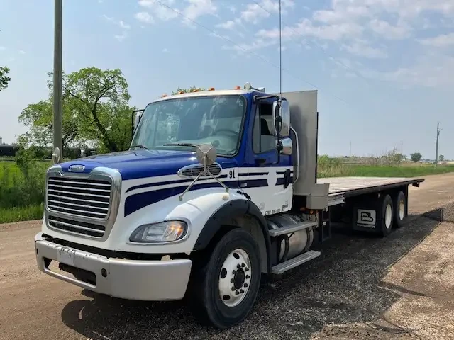 2012 Freightliner 30' Flat deck 450 hp Detroit - 16 x 40 axles