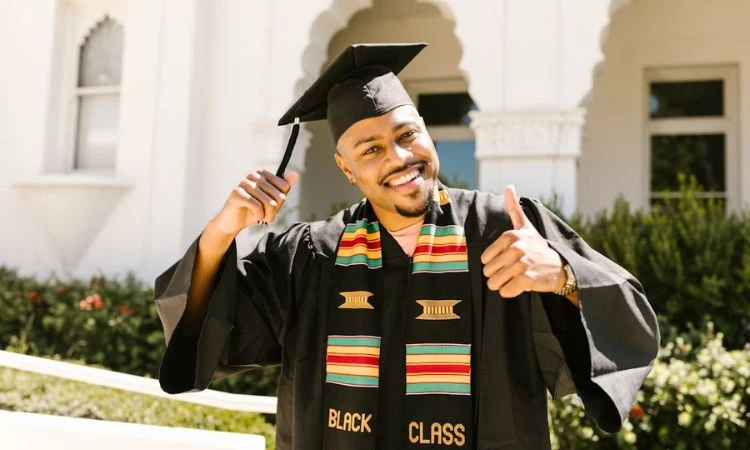 How to Choose the Perfect Kente Stole for Your Ceremony