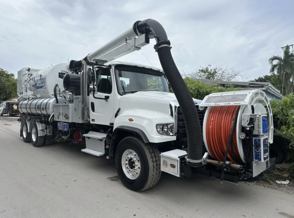 2016 Crane Carrier Company ( CCC ) Heil DuraPack 5000 Body 27 Yards Rear Loader